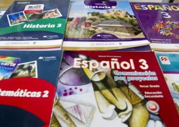 AMLO advierte a estados que no repartirán los nuevos libros de la SEP que es un acto inconstitucional