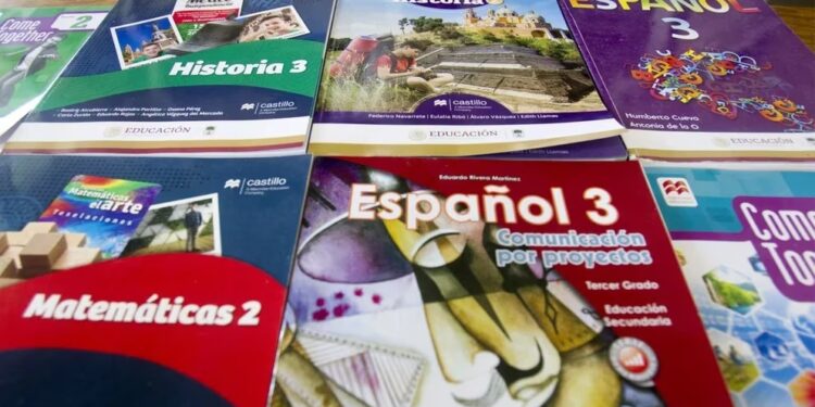 AMLO advierte a estados que no repartirán los nuevos libros de la SEP que es un acto inconstitucional