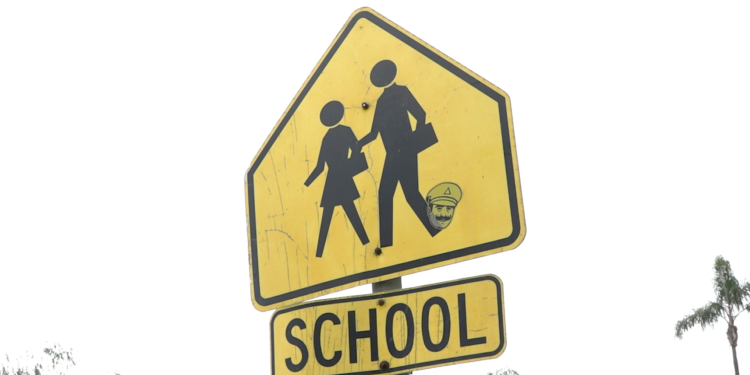 Conductores distraídos, la amenaza mortal para niños en zonas escolares