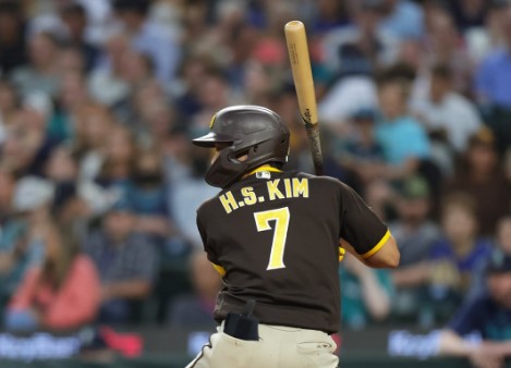 Ha-Seong Kim con un turno ante los Seattle Mariners.