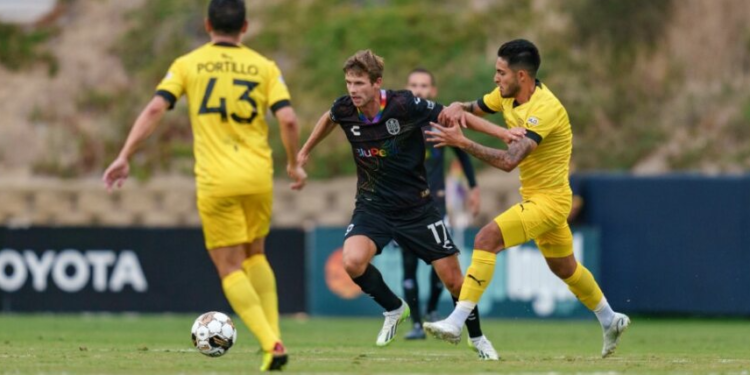 Los jugadores del Loyal batallaron en la segunda mitad del juego.