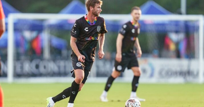 Blake Bodily con la pelota en los pies en la derrota ante Orange County.