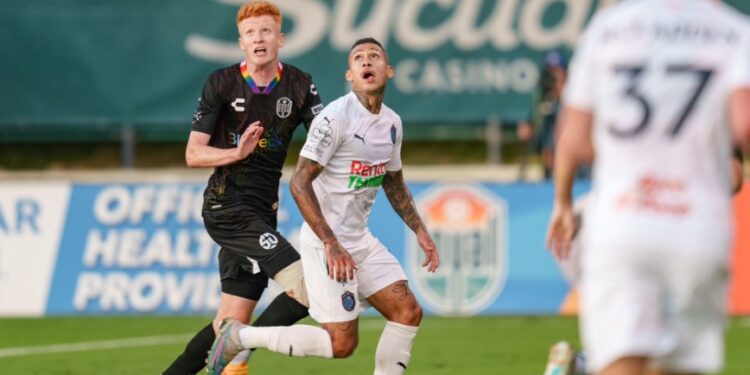 El Loyal batalló todo el encuentro para controlar la pelota.