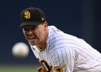 Rich Hill lanzando a los jugadores de Diamondbacks.