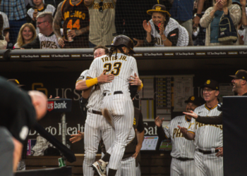 Fernando Tatis Jr. celebrando que se robó home plate ante los Orioles.