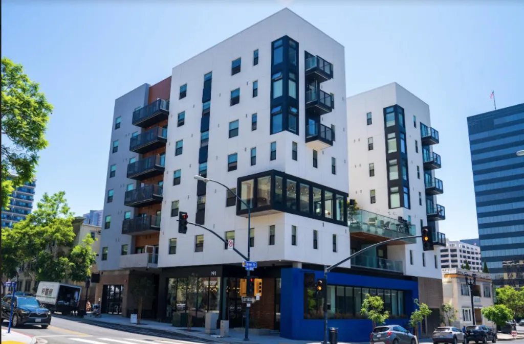 Casi 80 unidades de viviendas asequibles abren cerca del centro de San Diego con ayuda de