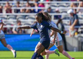 Las jugadoras del Wave batallaron para anotar ante Angel City.