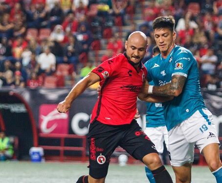 Carlos González luchando por la posesión de la pelota.