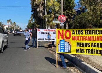 Vecinos de Playas de Tijuana manifiestan su descontento a las construcciones.