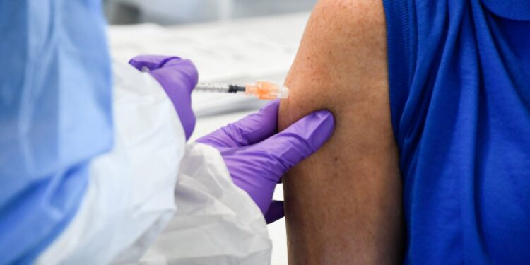 FDA aprueba refuerzos contra nuevas variantes de Covid-19