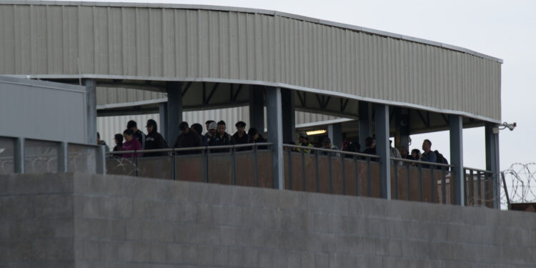 Cerrarán El Chaparral para abordar la crisis migratoria en la frontera