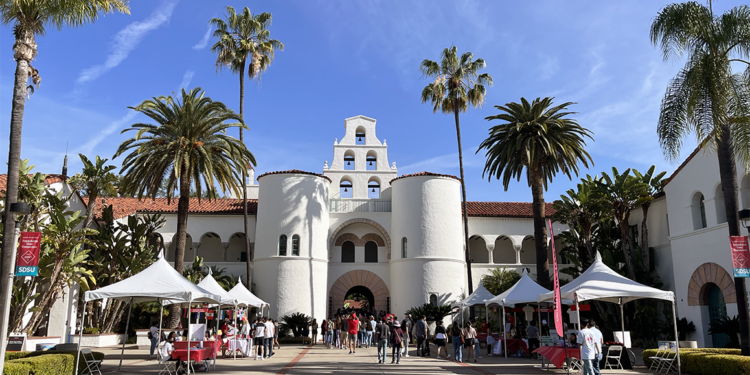 La policía busca a persona que atropelló una mujer de 63 años y se dió a la fuga en almacén de Morena