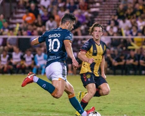 Alejandro Guido buscando centrar la pelota en la derrota del Loyal.