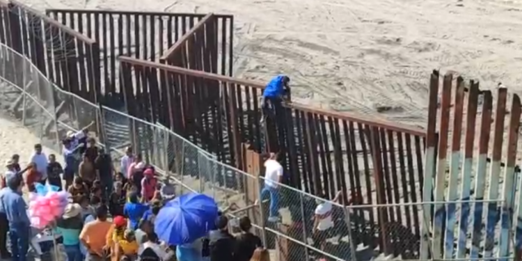 Migrante brincando muro