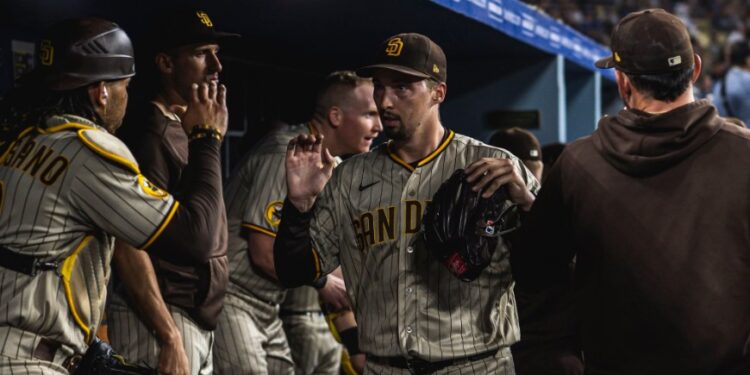 Blake Snell siendo felicitado por sus compañeros tras otra dominante actuación ante Dodgers.