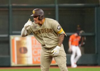 Manny Machado celebrando tras conectar un imparable.