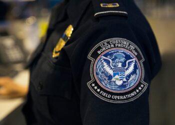 Retienen 200 libras de metanfetaminas líquidas en la frontera