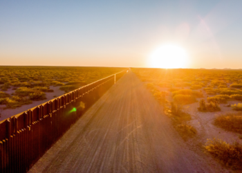 Contrabandistas están llevando a los migrantes al remoto desierto de Arizona