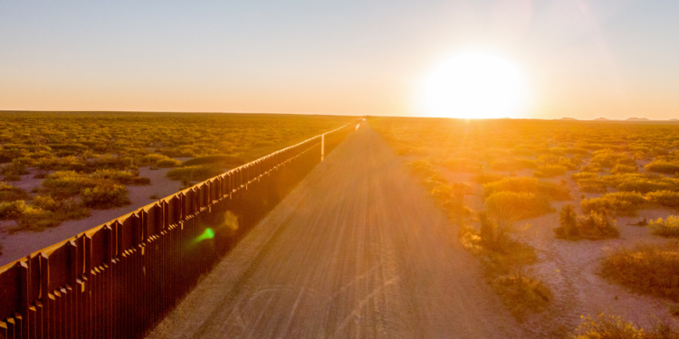 Contrabandistas están llevando a los migrantes al remoto desierto de Arizona
