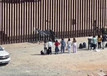 Nueva ola de migrantes llega al muro en la frontera San Diego-Tijuana
