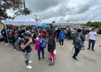 Organizaciones sin fines de lucro apoyan a migrantes que fueron dejados en la estación de tránsito de San Ysidro