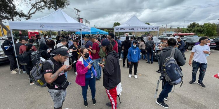 Organizaciones sin fines de lucro apoyan a migrantes que fueron dejados en la estación de tránsito de San Ysidro