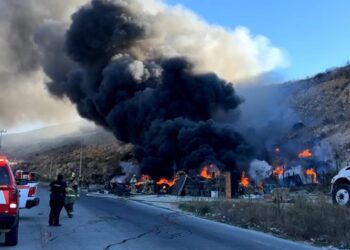 Incendio consume llantera en el Ejido Ojo de Agua en Tijuana