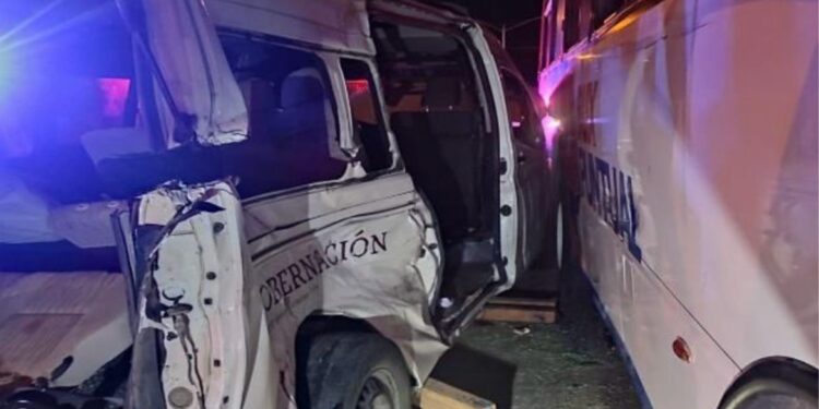 Choca unidad del INM y deja 11 migrantes lesionados y uno muerto en Mexicali