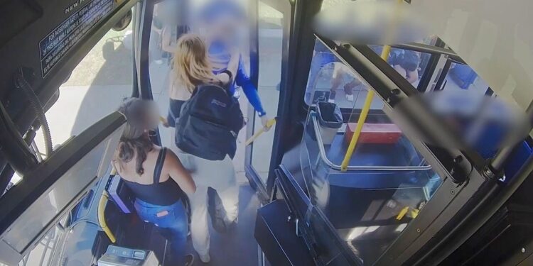Imágenes de adolescentes enfrentándose a un conductor de autobús.