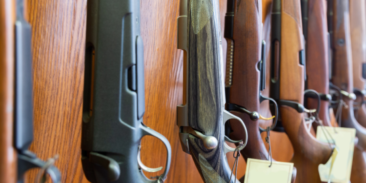 Tiendas de armas pronto podrían tener la obligación de colocar señales de advertencia