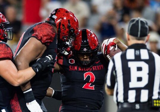 Jaylon Armstead celebrando su anotación en la primera mitad.