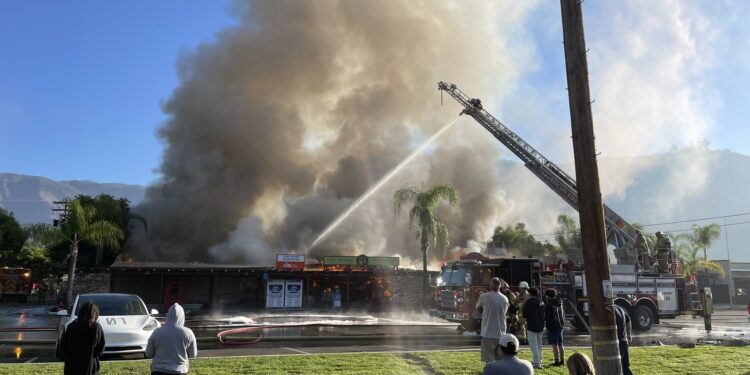 Incendio consumió tienda de comestibles en el condado de San Diego