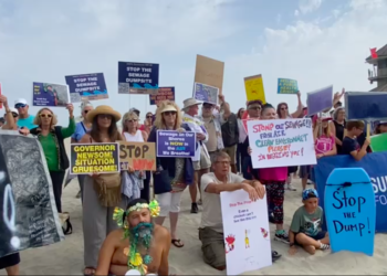 Manifestación en las playas de Imperial Beach y Coronado por la contaminación del agua.