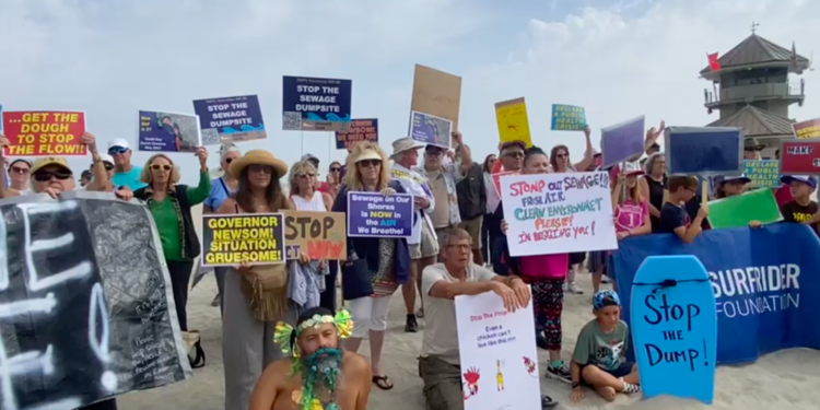 Manifestación en las playas de Imperial Beach y Coronado por la contaminación del agua.