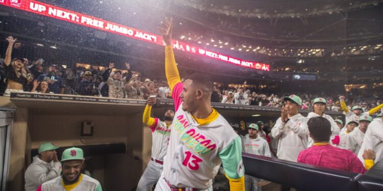 Manny Machado siendo ovacionado tras su segundo cuadrangular del juego.