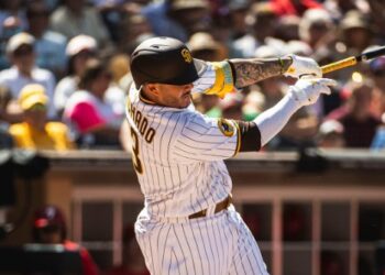 Manny Machado haciendo swing a un envío del pitcheo de Philadelphia.