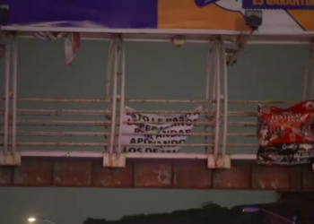 Dejan narcomantas tras el asesinato de un policía en Tijuana