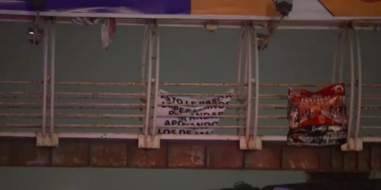 Dejan narcomantas tras el asesinato de un policía en Tijuana