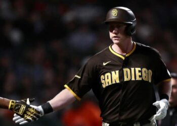 Garrett Cooper celebrando su cuadrangular que empató la pizarra ante Giants.