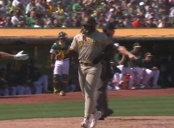 Luis Campusano anotando una carrera ante los Athletics.