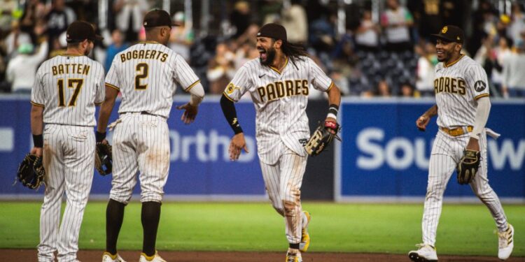 Los jugadores de los Padres fetejando el quinto triunfo al hilo del equipo.