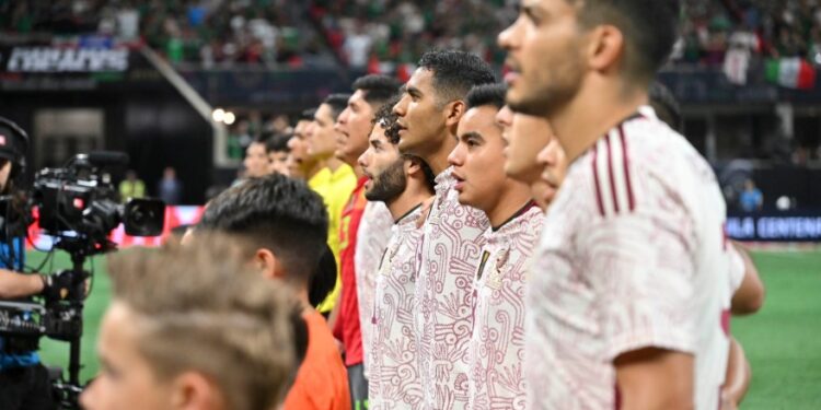 La selección mexicana al momento del himno nacional.