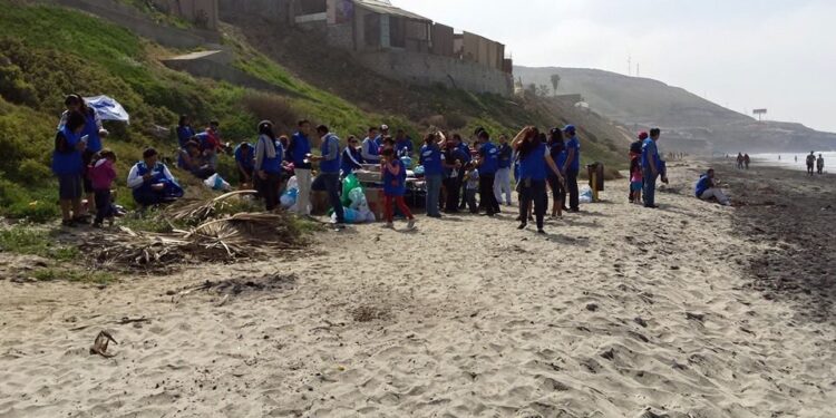 Recolectan basura en playas, arroyos y cañones de Tijuana