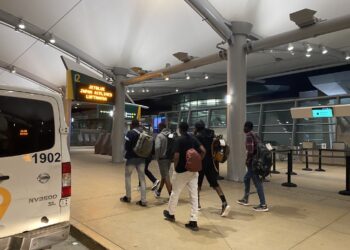 Organización sin fines de lucro en lleva a migrantes al aeropuerto