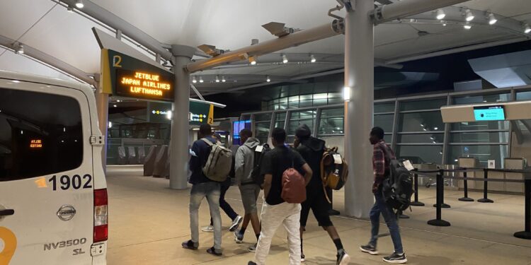 Organización sin fines de lucro en lleva a migrantes al aeropuerto