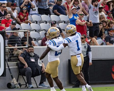 TJ Harden celebrando su anotación ante los Aztecs.