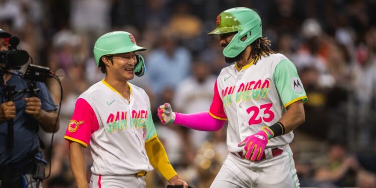 Ha-Seong Kim celebrando con Fernando Tatis Jr. luego de anotar.