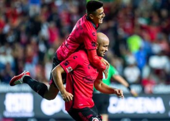 Carlos González celebrando su gol ante Toluca.