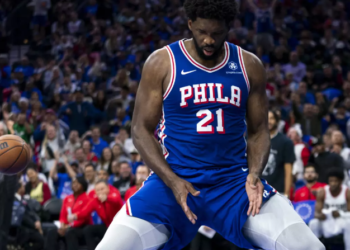 NBA multó a Embiid con 35 mil dólares por seña obscena