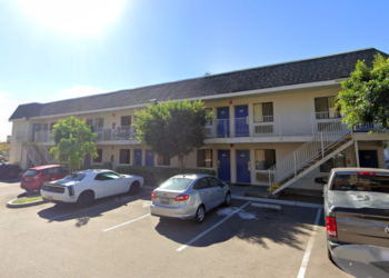 Hombre arrestado después de atrincherarse con una espada samurái en un motel de Carlsbad